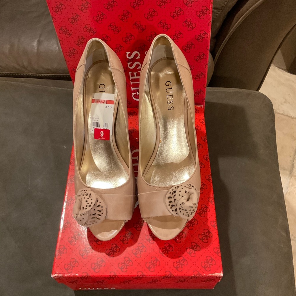GUESS GWCHARISA Tan light natural leather platform heels like new in box size 9